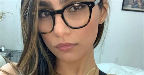 mia khalifa ropa interior|Mia Khalifa posa desde el sofá en ropa interior y remece las redes